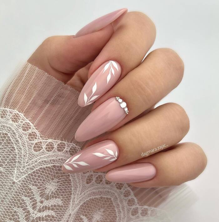 Almond bridal nails with botanic patterns