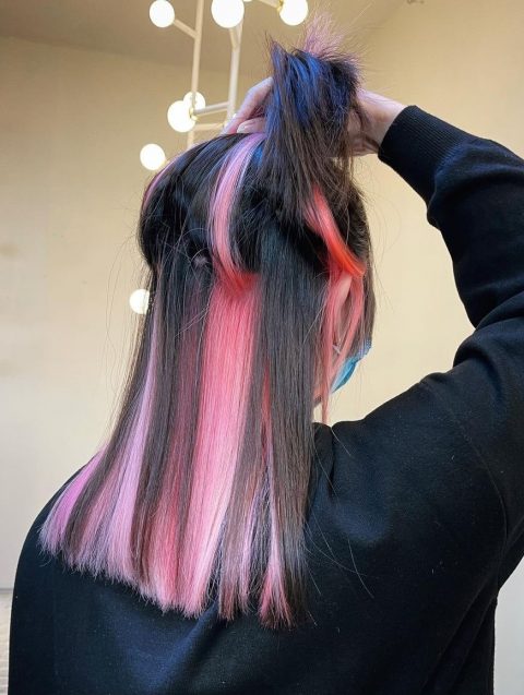 Różowe pasemka na brązowych włosach