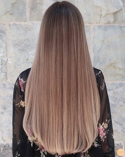 Blond pasemka na prostych brązowych włosach
