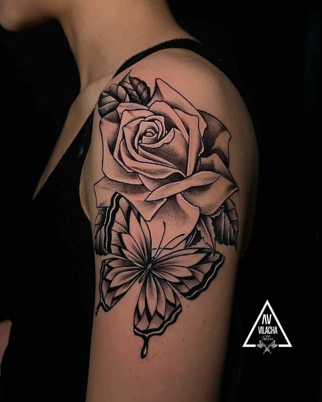 татуировка бабочки с розой