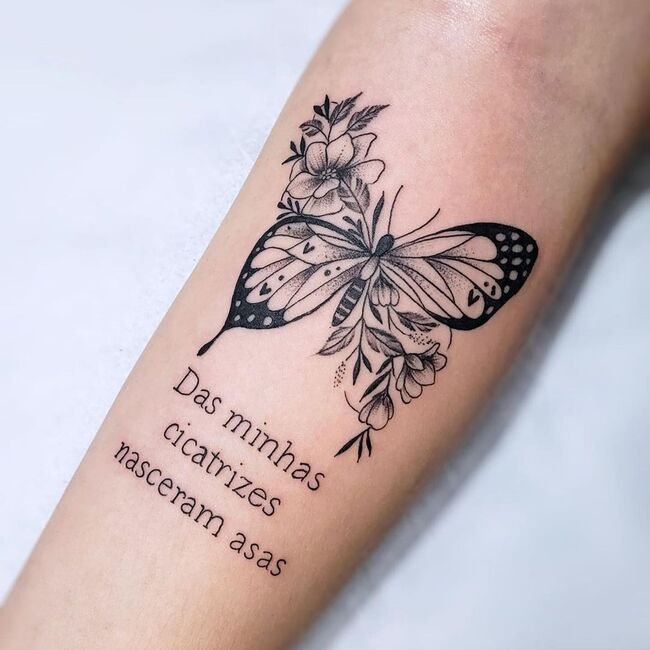 татуировка бабочка с цитатой