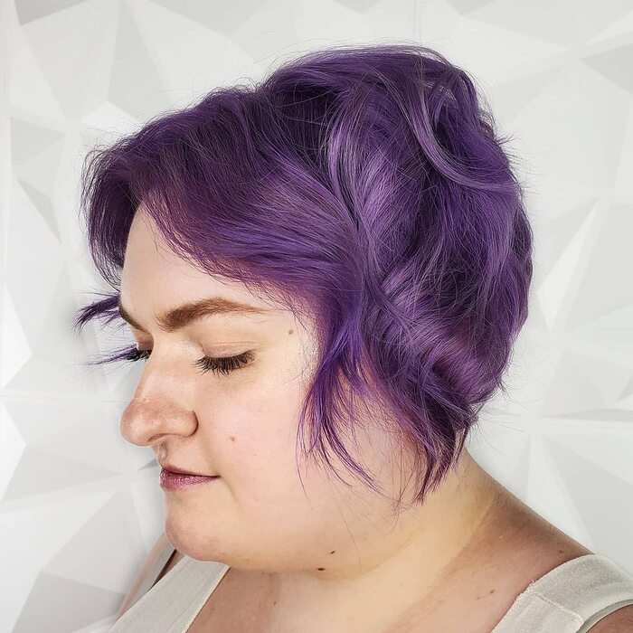 челка-шторка на коротких фиолетовых волосах