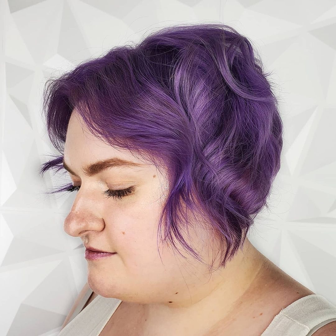 Krótkie fioletowe włosy z dłuższą grzywką na zasłony