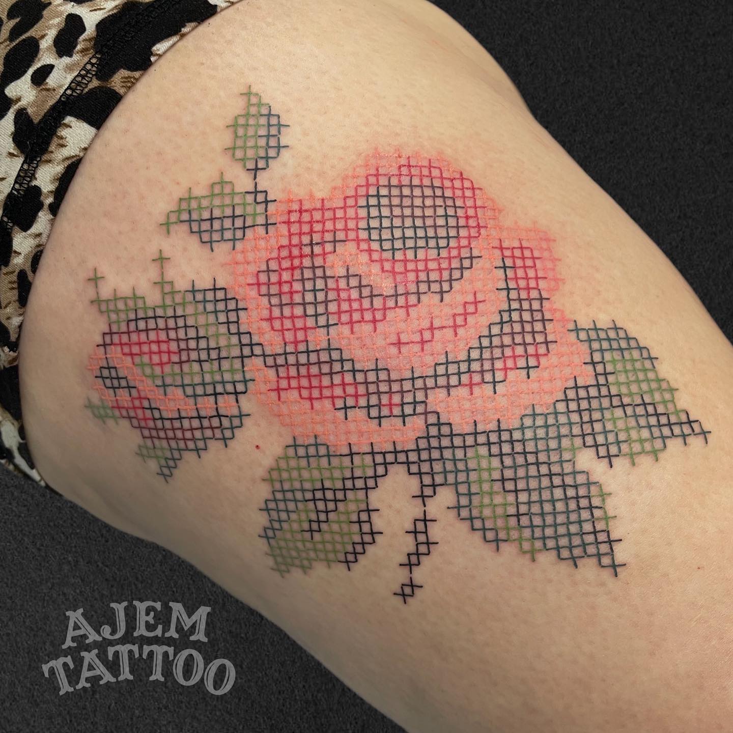 Two roses tattoo in thigh