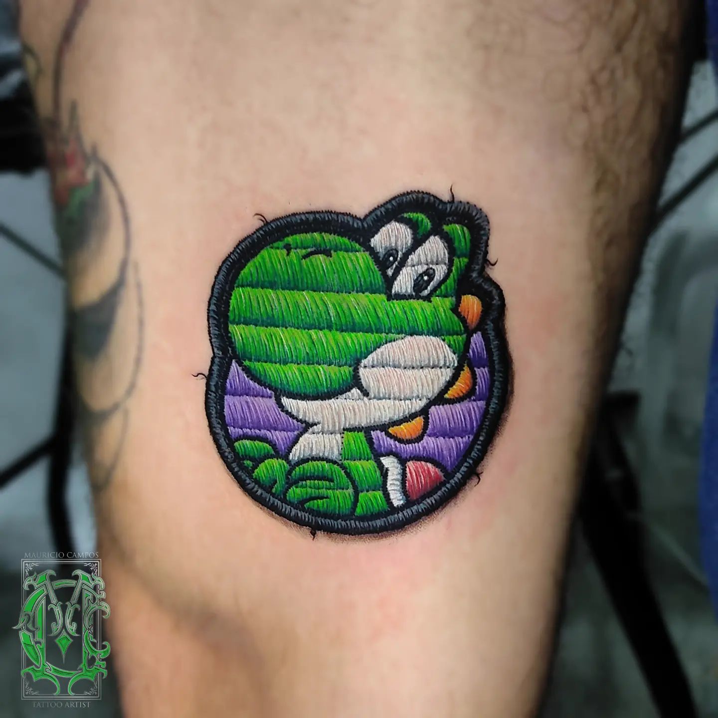 Tatuaż z małym zielonym smokiem