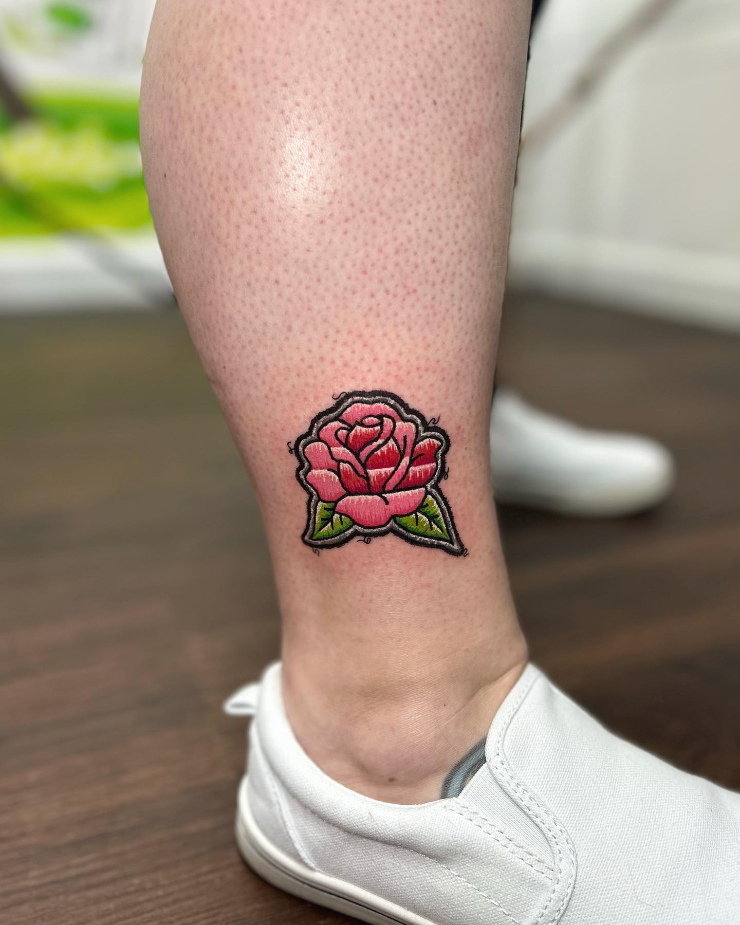 Mały haftowany tatuaż w kształcie róży na kostce
