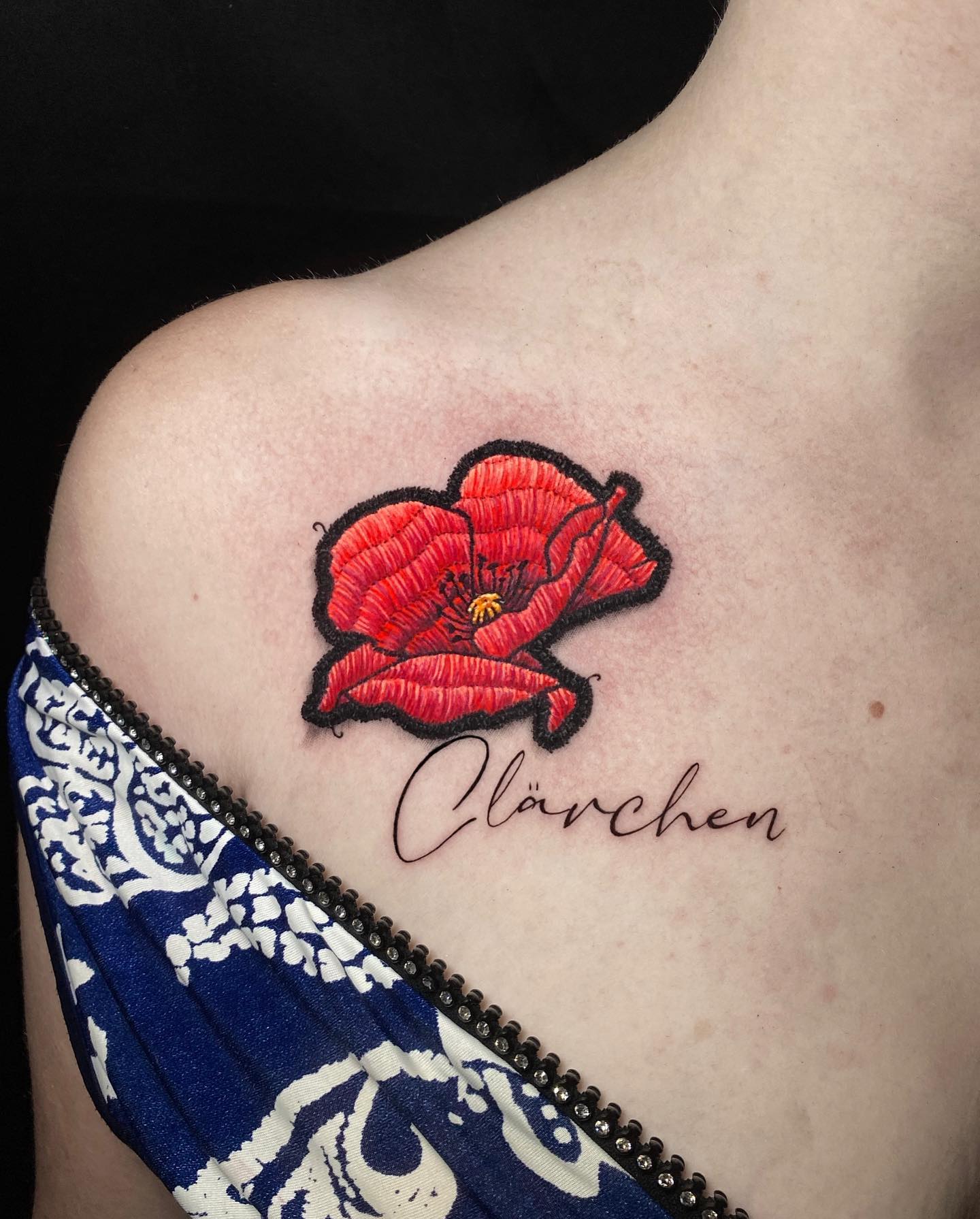 Tatuaż czerwony kwiat maku z imieniem