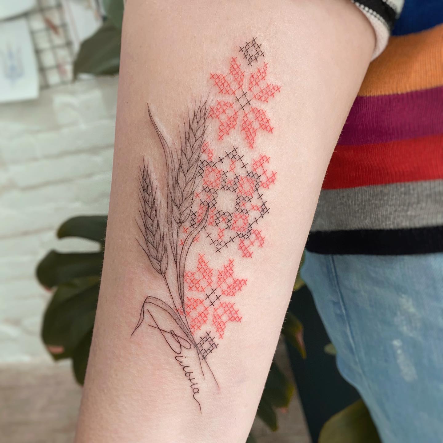 Schwarzes und rotes Stickerei-Tattoo mit Spitze