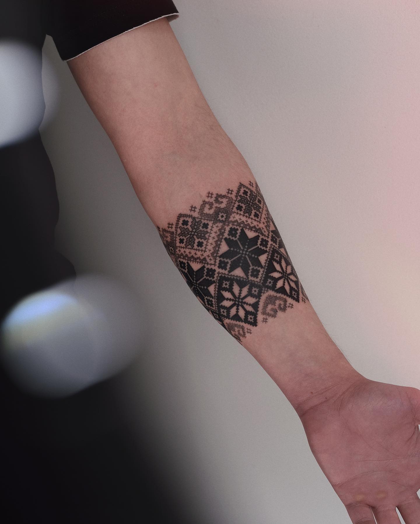 Tatuaż z czarno-białą haftowaną bransoletką