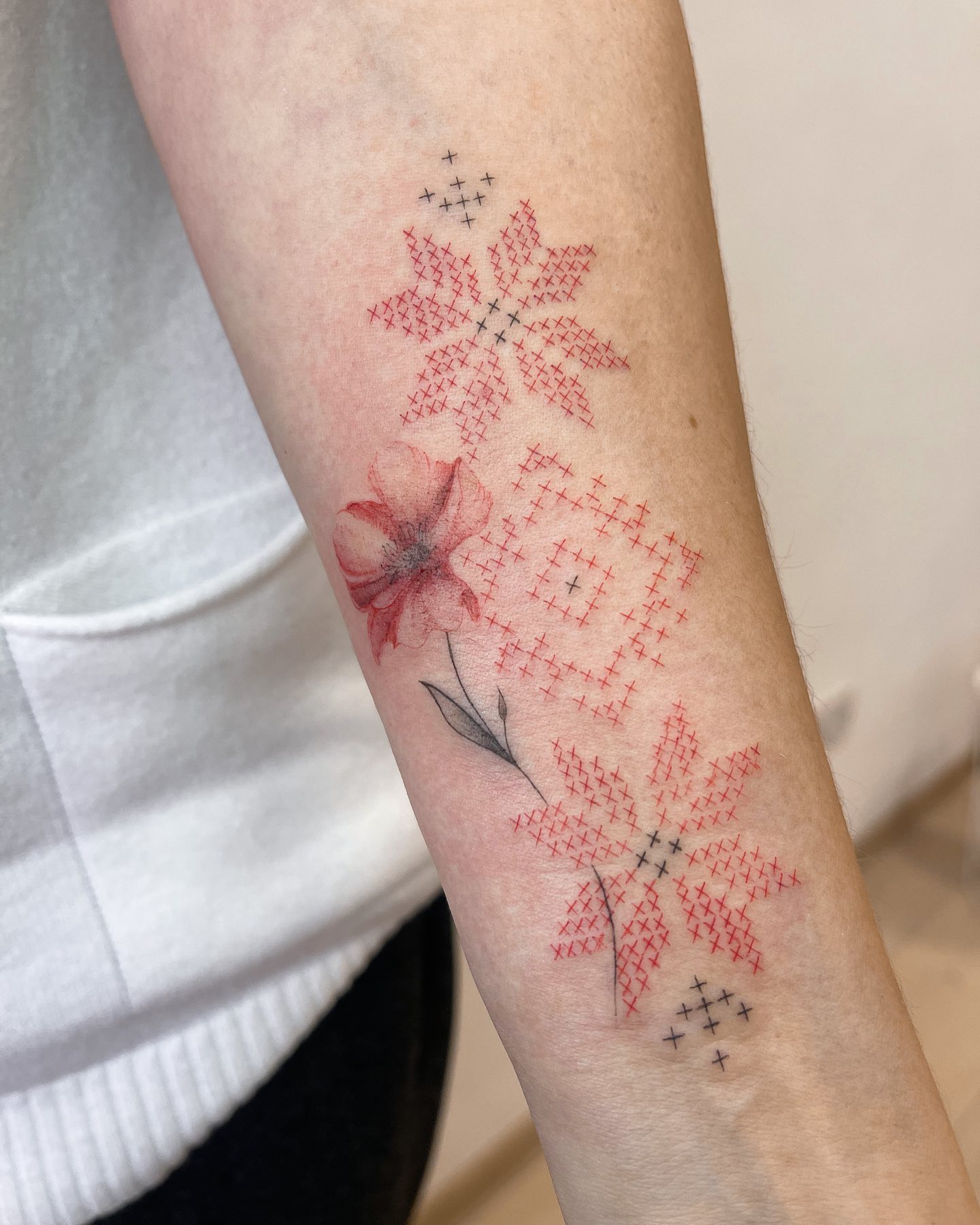 Haft krzyżykowy tatuaż z kwiatem maku