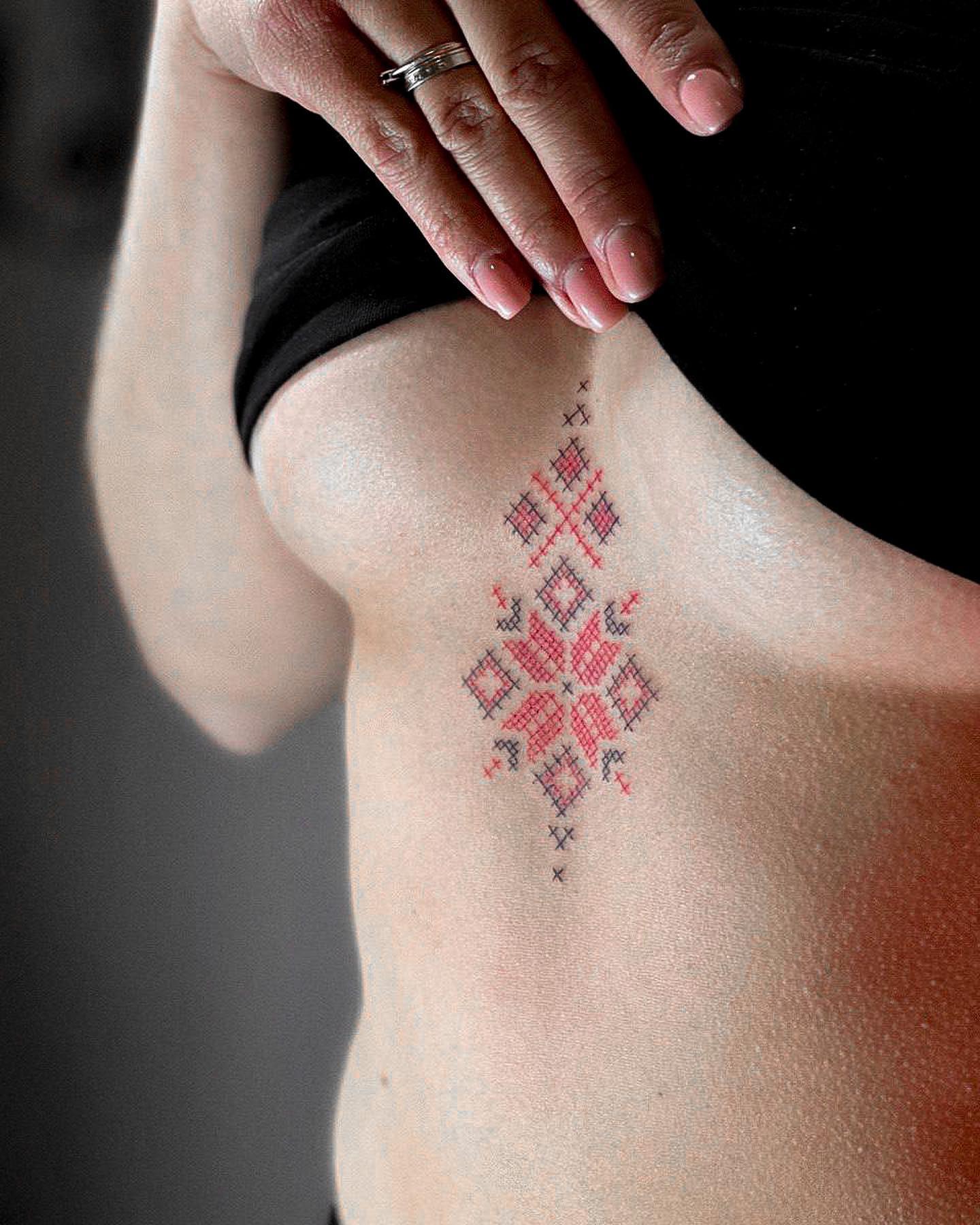 Ukrainisches Stickerei-Brustbein-Tattoo