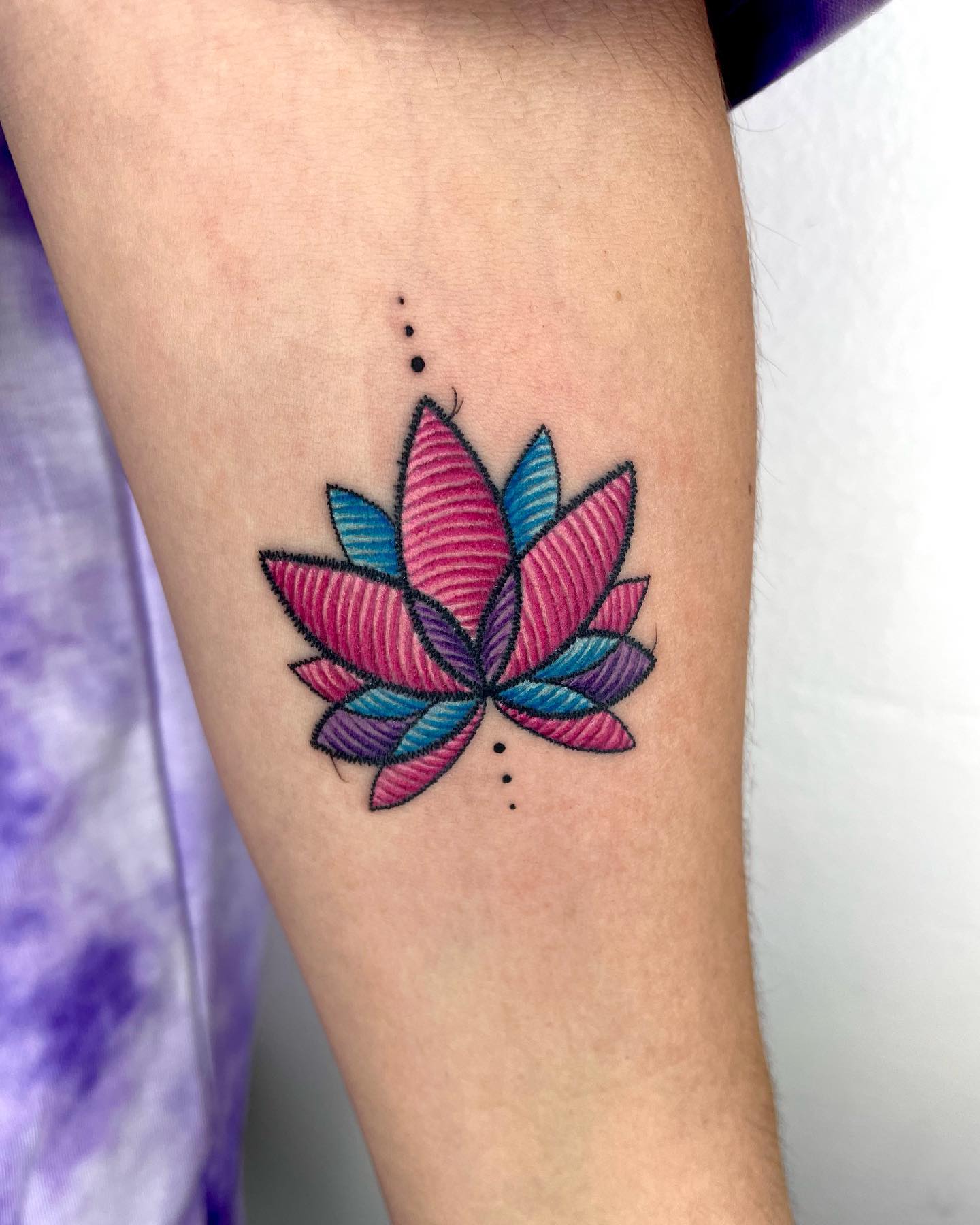 Tatuaż haftowany kwiat lotosu