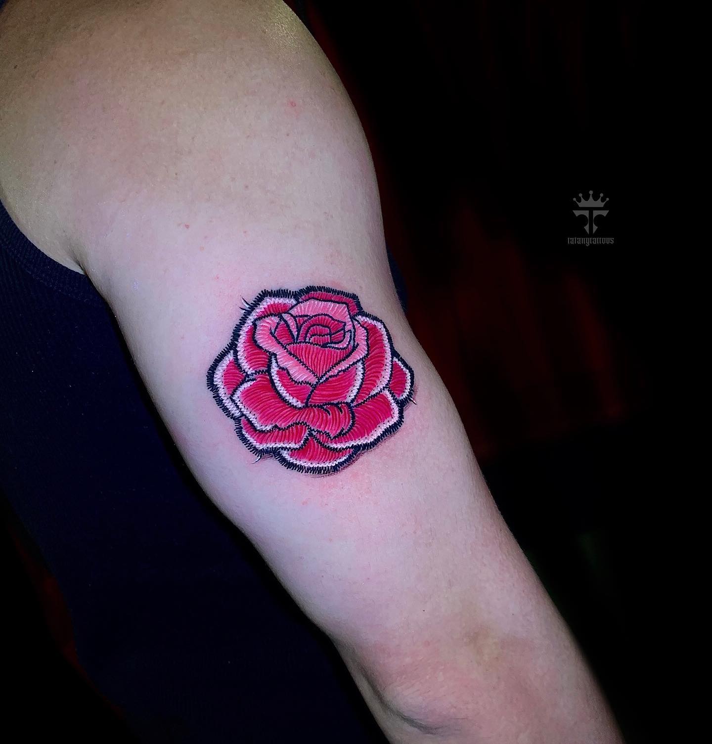 Prosty tatuaż z różą w technice haftu