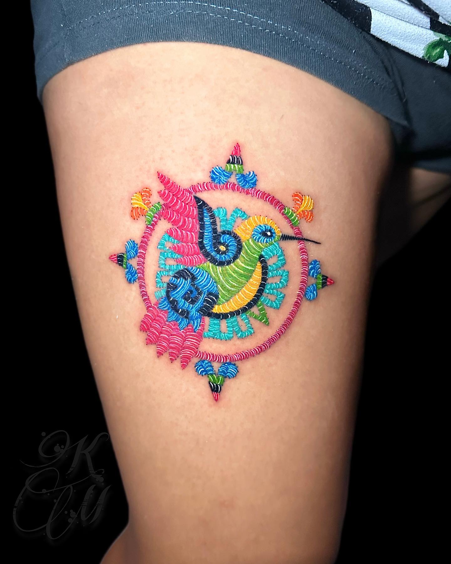 Tatuaż z łatką kolibra