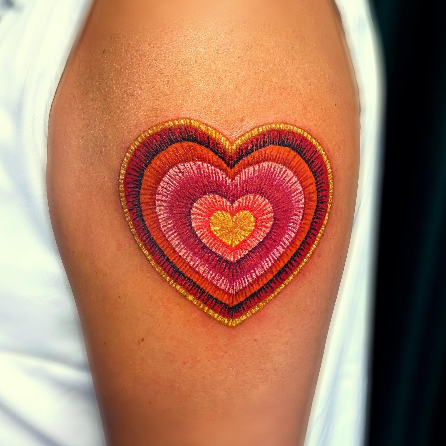 Mehrschichtiges Tattoo mit Herzstickerei