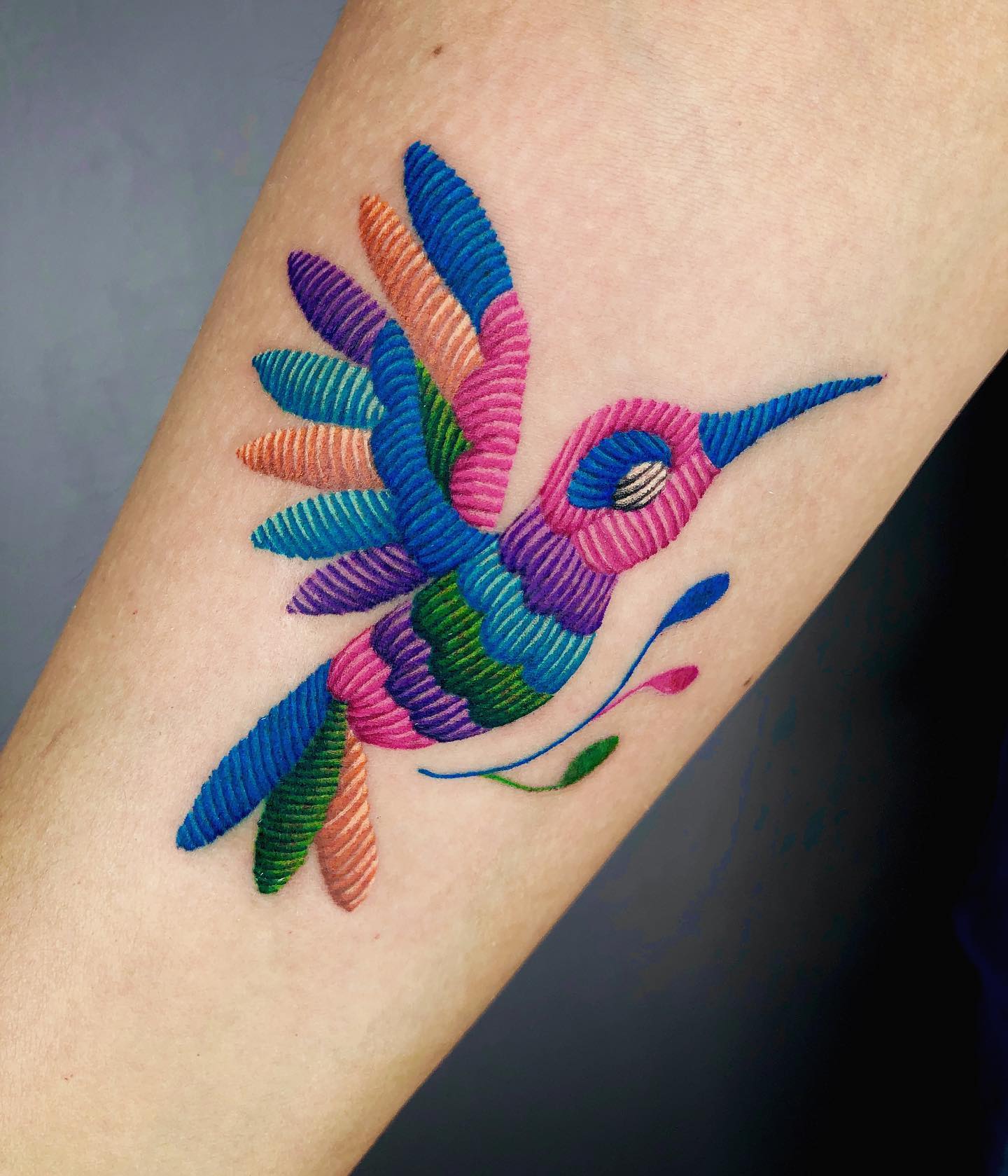 Tatuaż z haftem kolibra