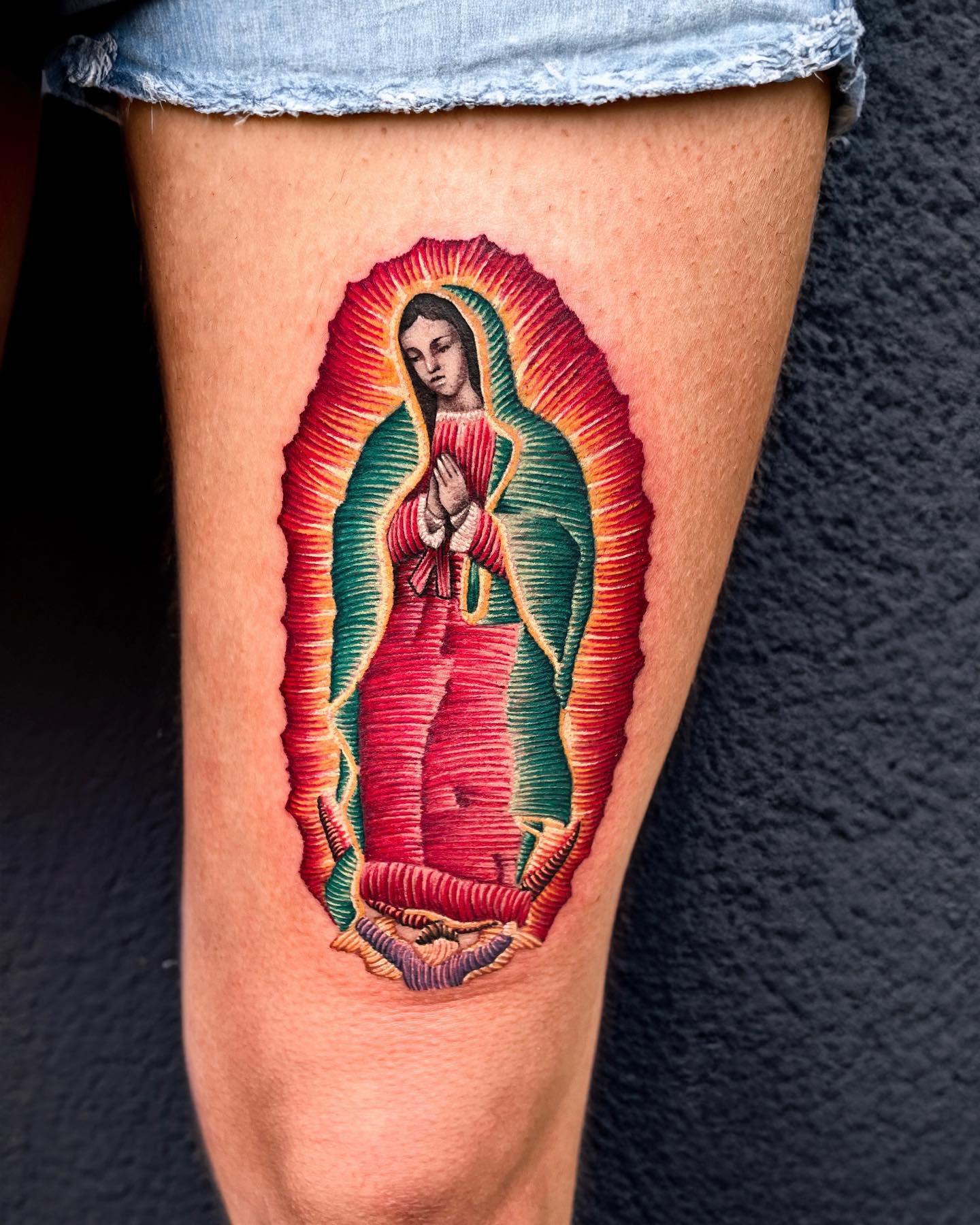 Tatuaż z meksykańskim haftem Virgin Mary