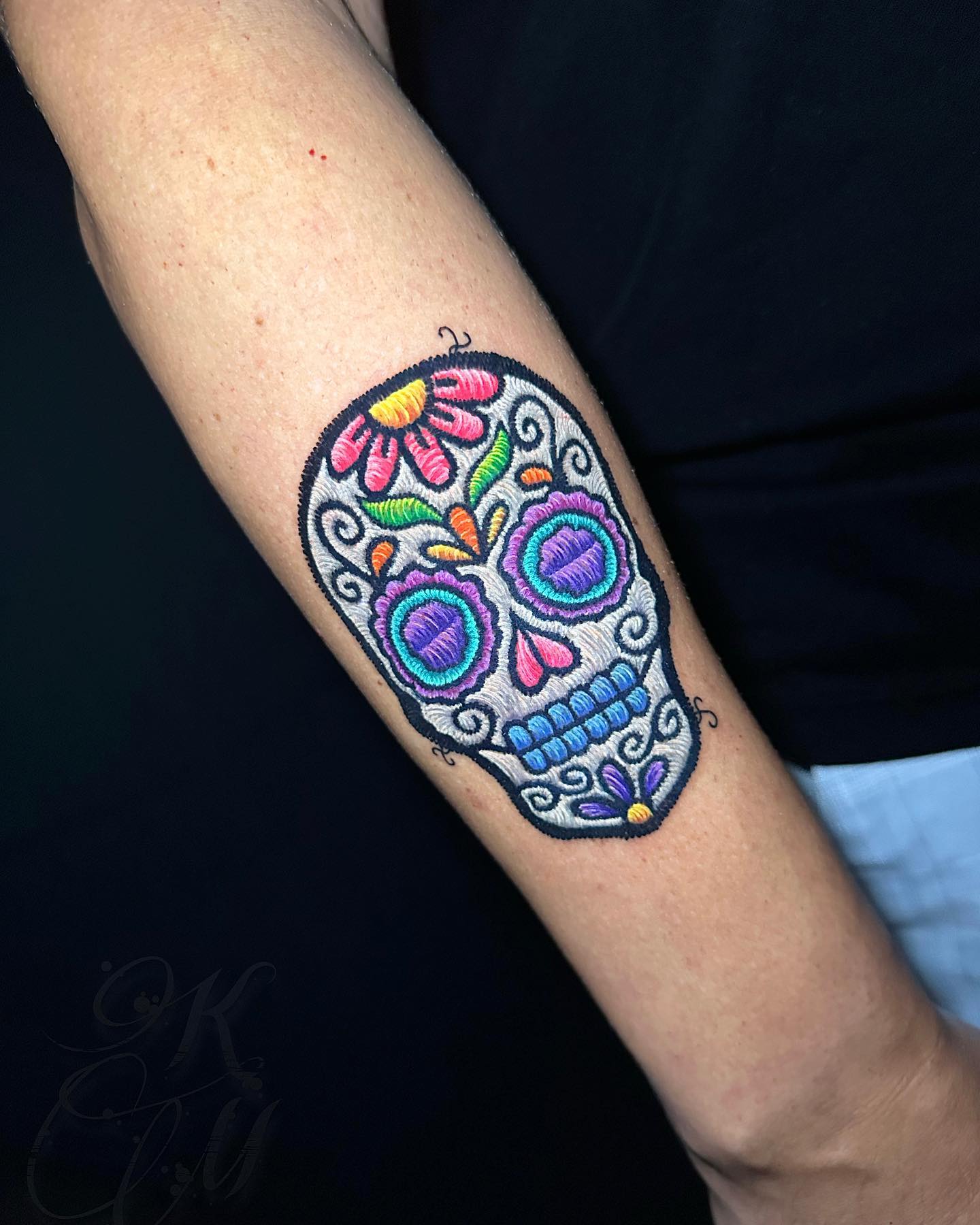 Mexikanisches Stickerei-Tattoo mit Zuckerschädel