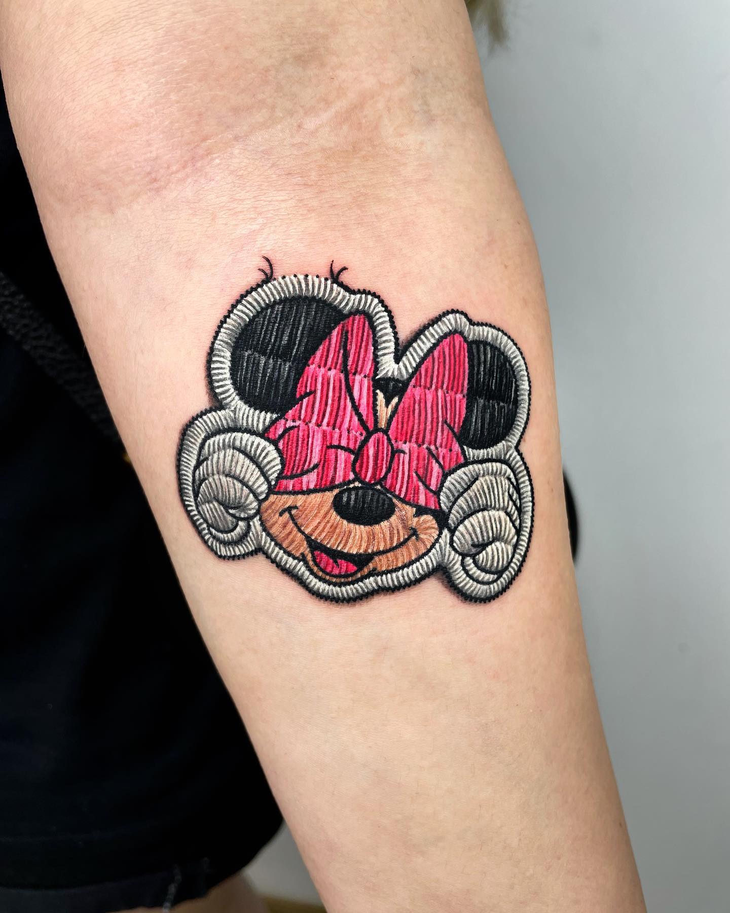 Haftowany tatuaż z Myszką Minnie