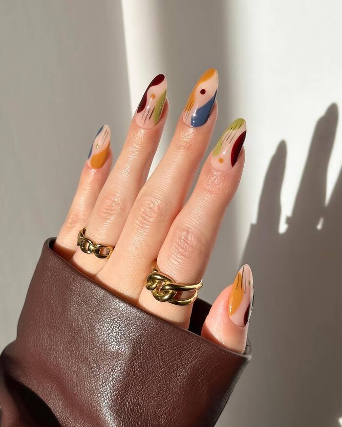 Миндальные стильные осенние разноцветные ногти