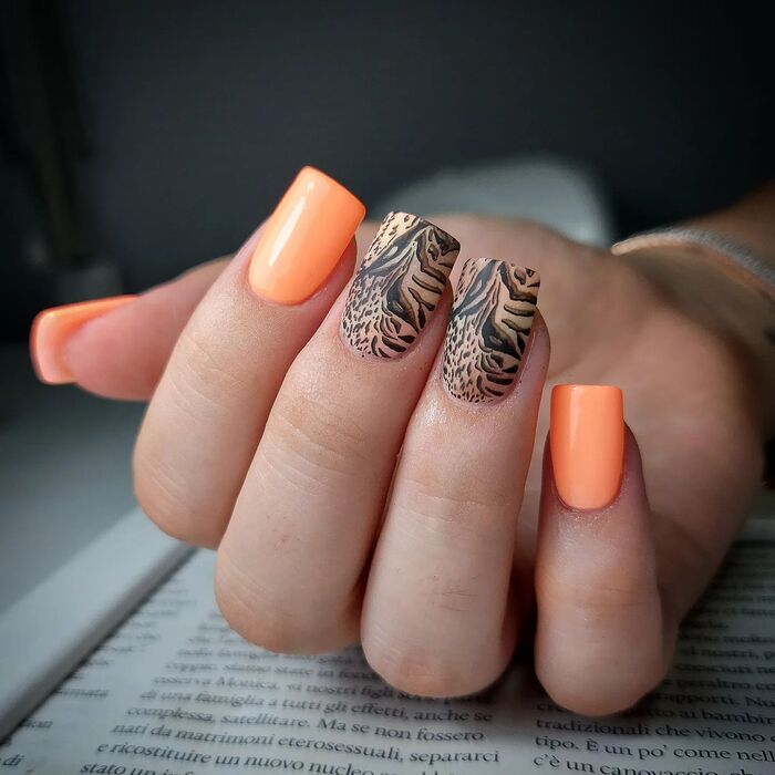 Оранжевые ногти с тигровым принтом