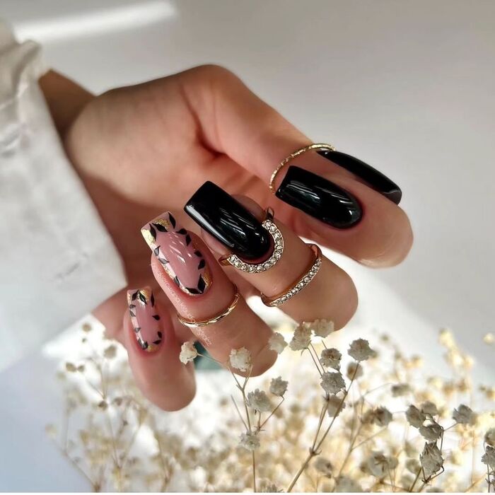 Черные осенние ногти с цветочным дизайном