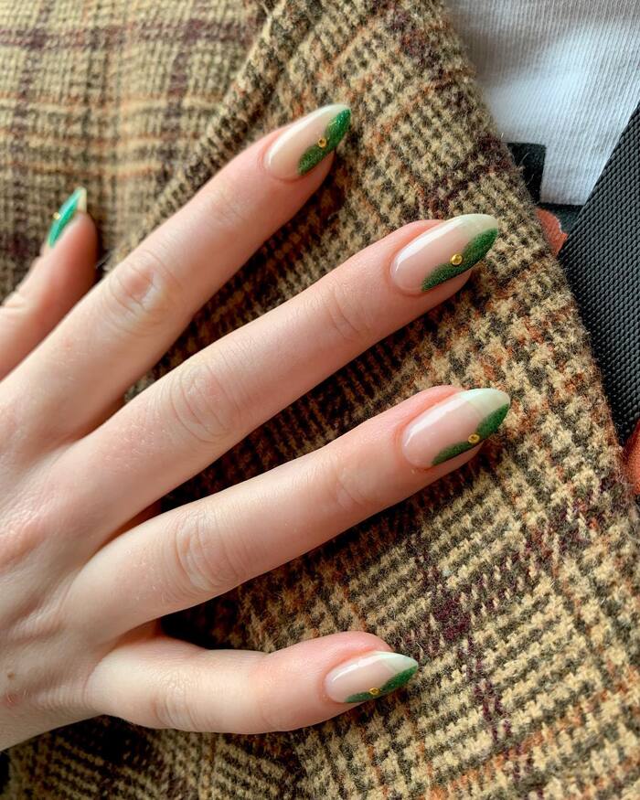 Простой осенний дизайн ногтей в нейтральных и зеленых тонах