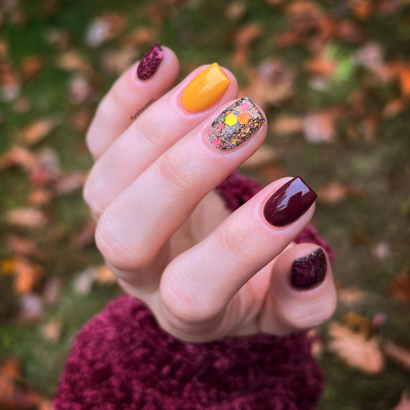 Herbstfarbene Nägel mit Glitzerakzent