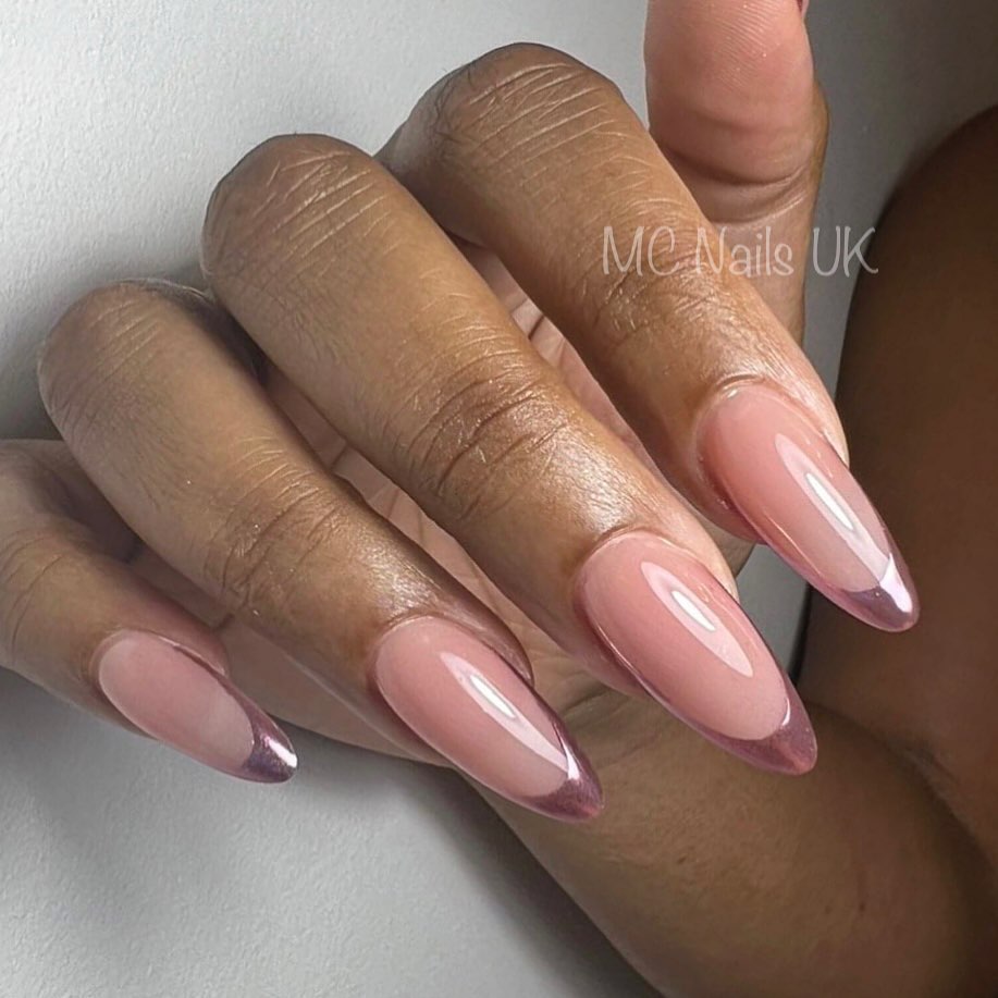 Хромированные ногти с французскими розовыми кончиками