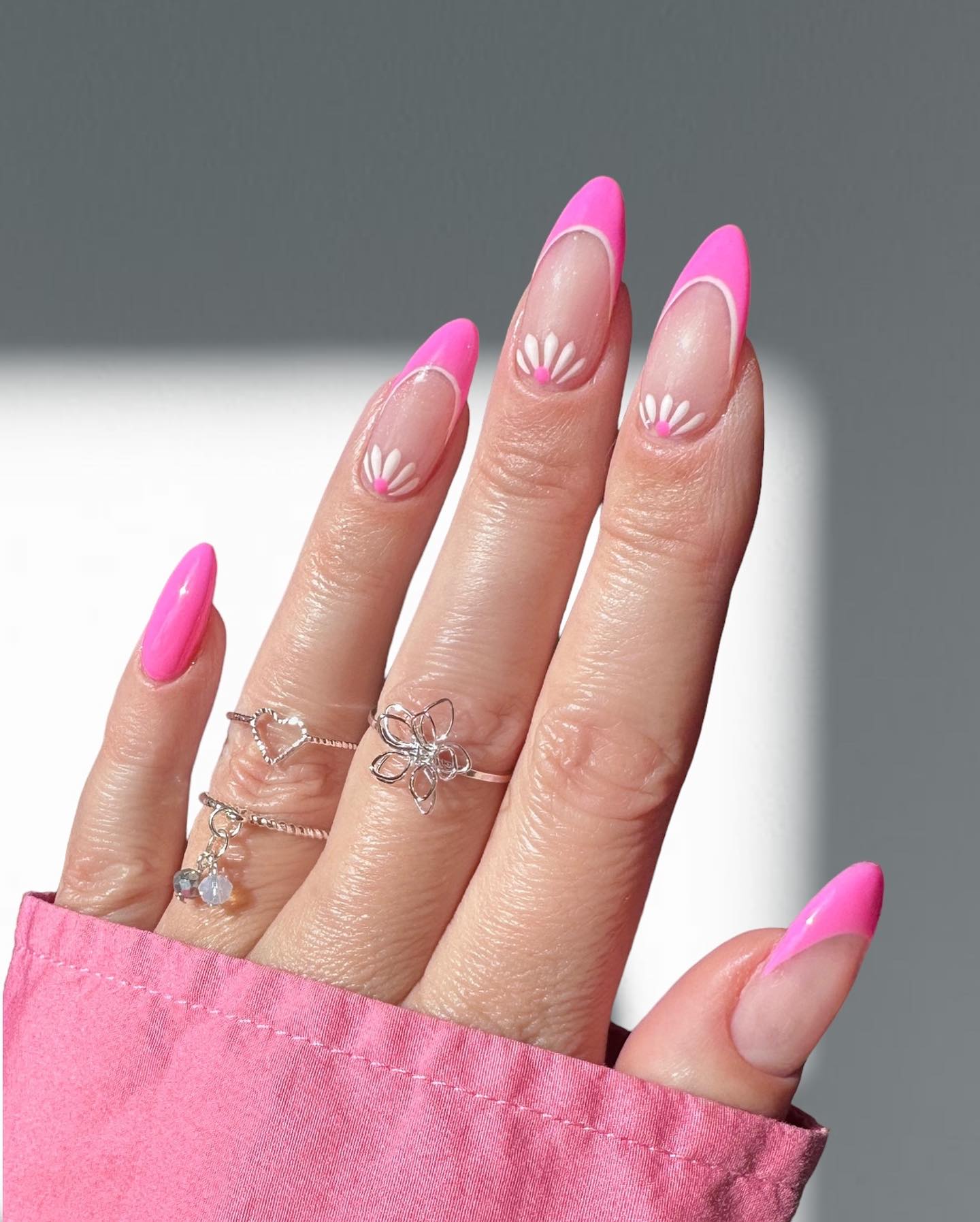 Pinkfarbene French-Tip-Nägel mit Florist-Cuticula-Design