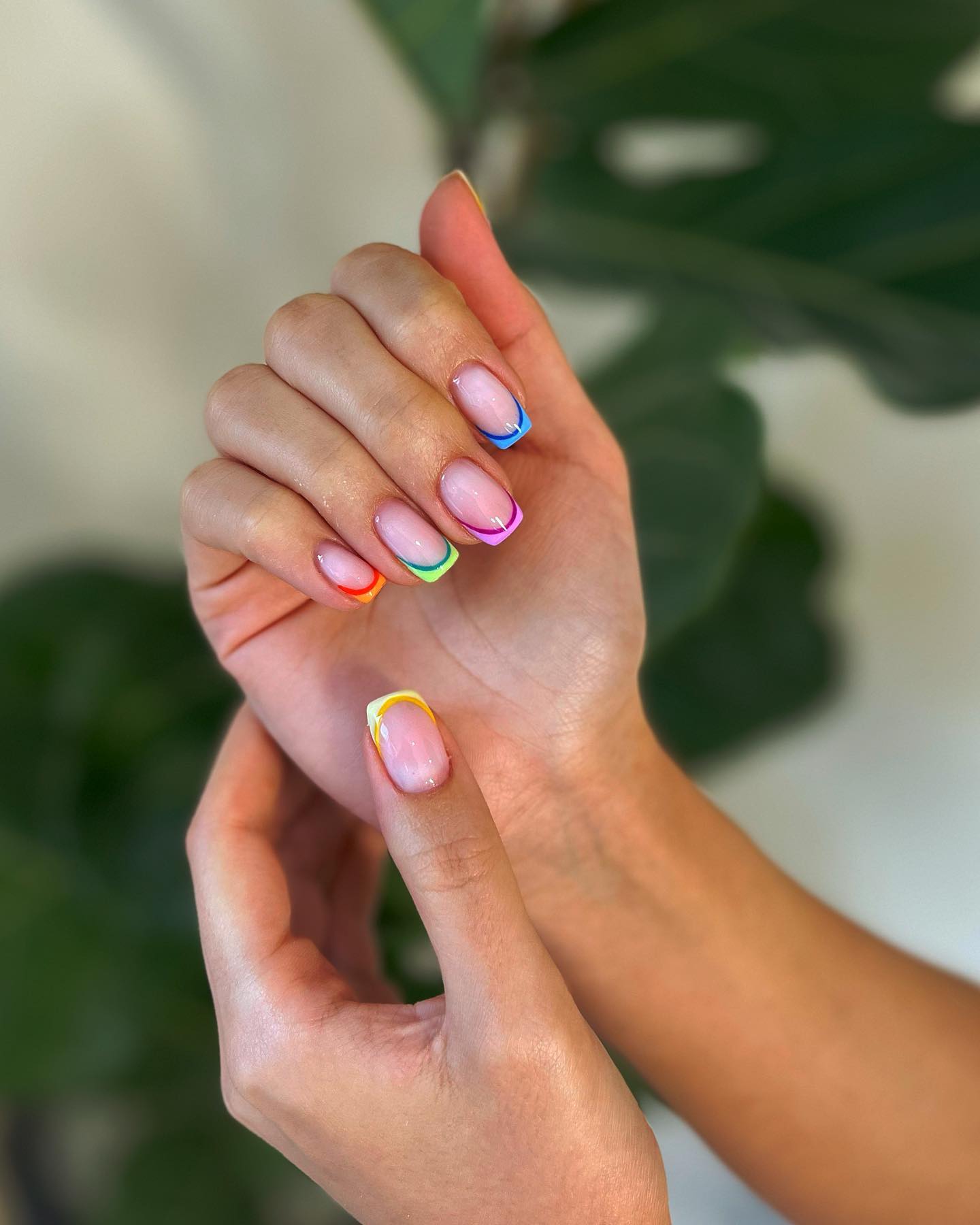 Короткие квадратные ногти с разноцветными кончиками