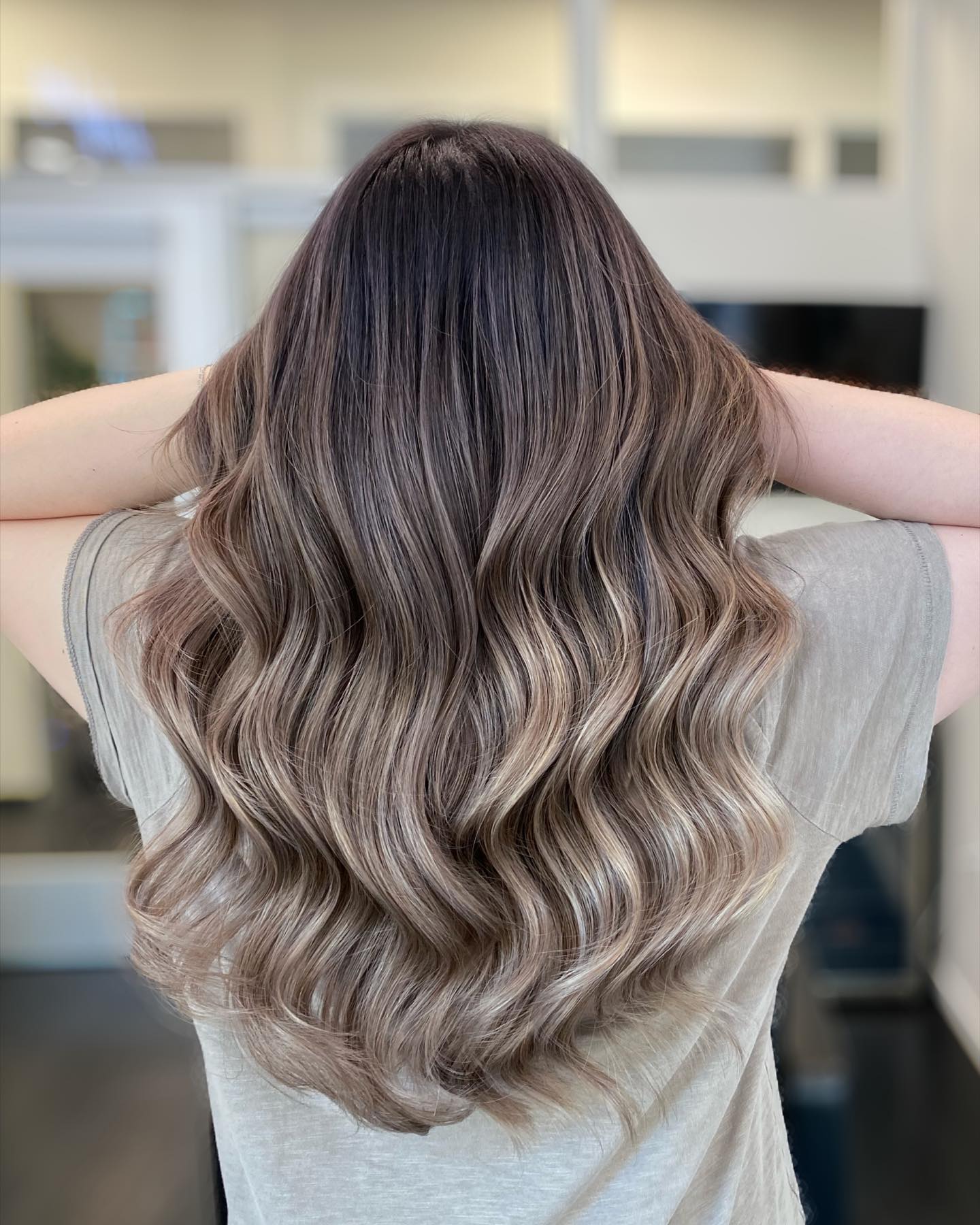 Nahaufnahme von aschblondem Balayage auf braunem Haar