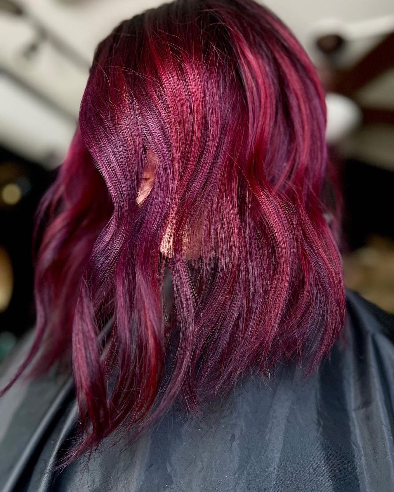 Nahaufnahme der Haarfarbe Burgunder-Magenta