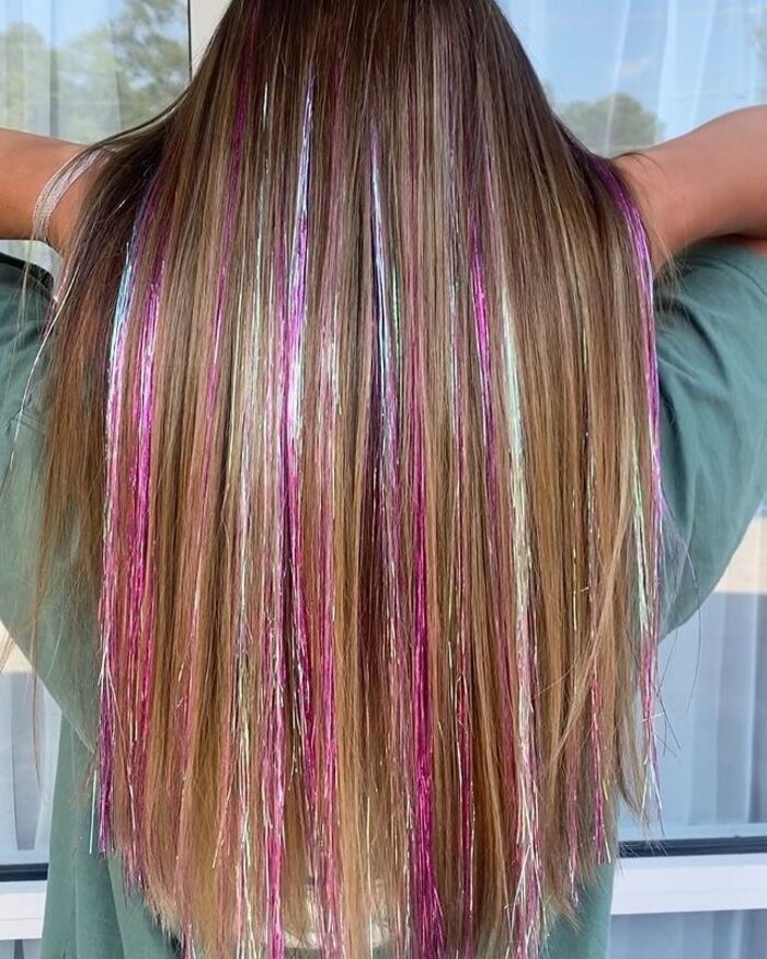 Blond włosy z różowym świecidełkiem