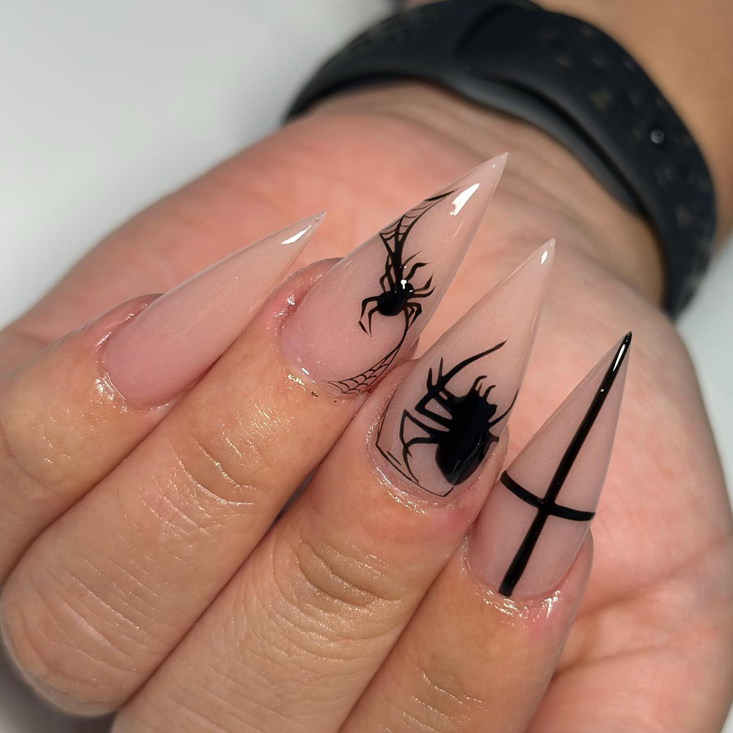 Jeszcze jedno zdjęcie migdałowych paznokci z realistycznymi obrazami pająków