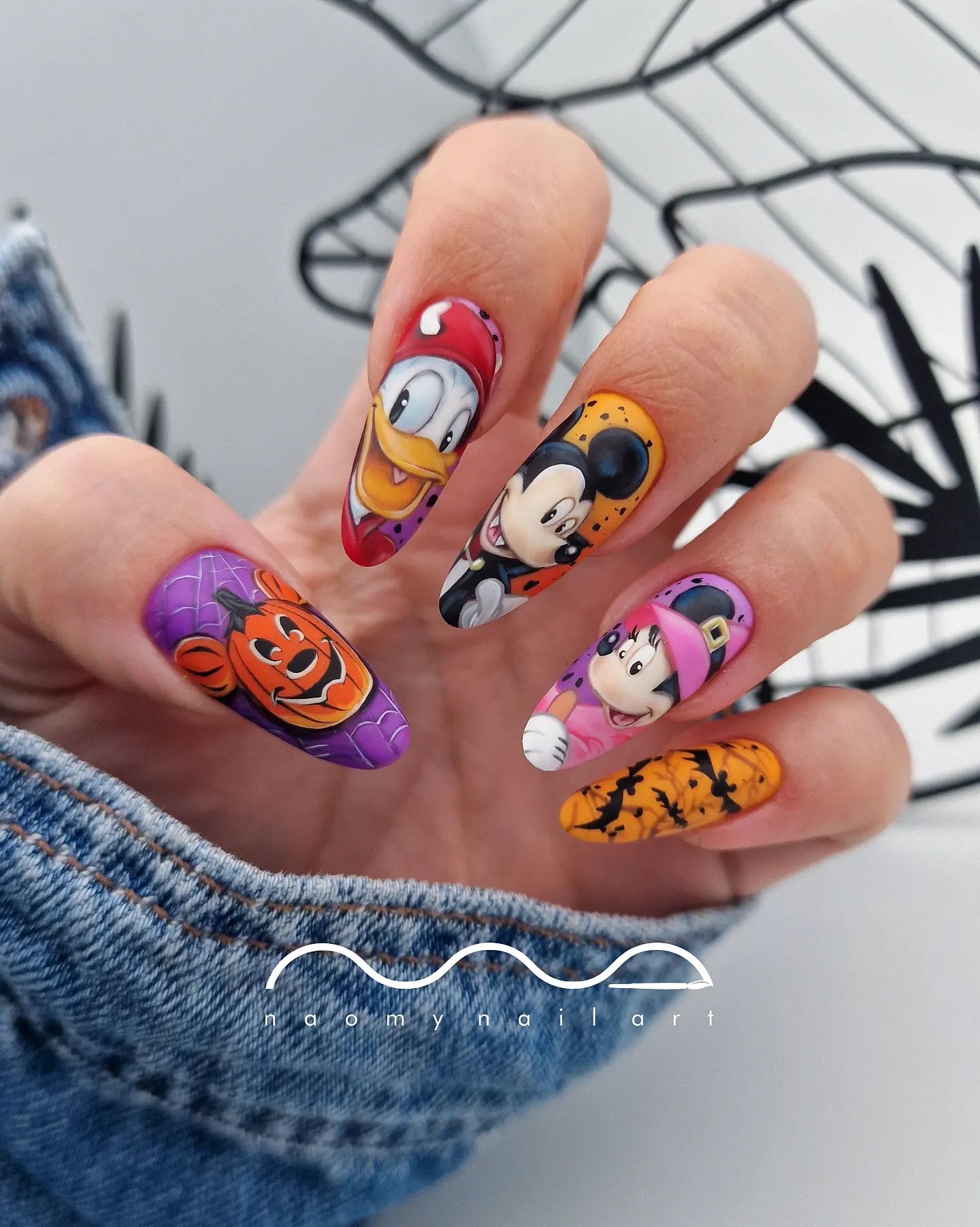 Paznokcie Halloween z Myszką Miki, McKwaczem i innymi postaciami Disneya