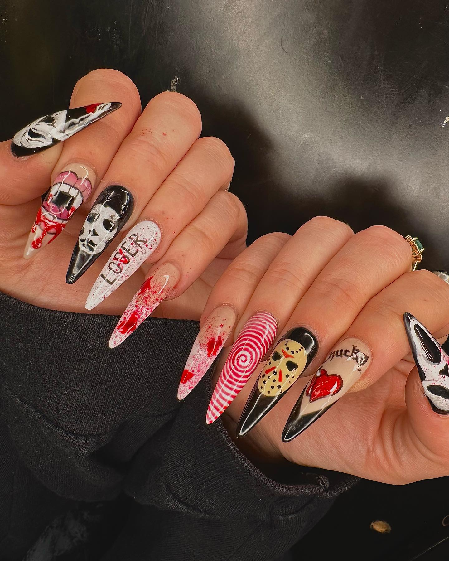 Manicure na Halloween z przerażającymi lub neutralnymi wzorami na długiej szpilce