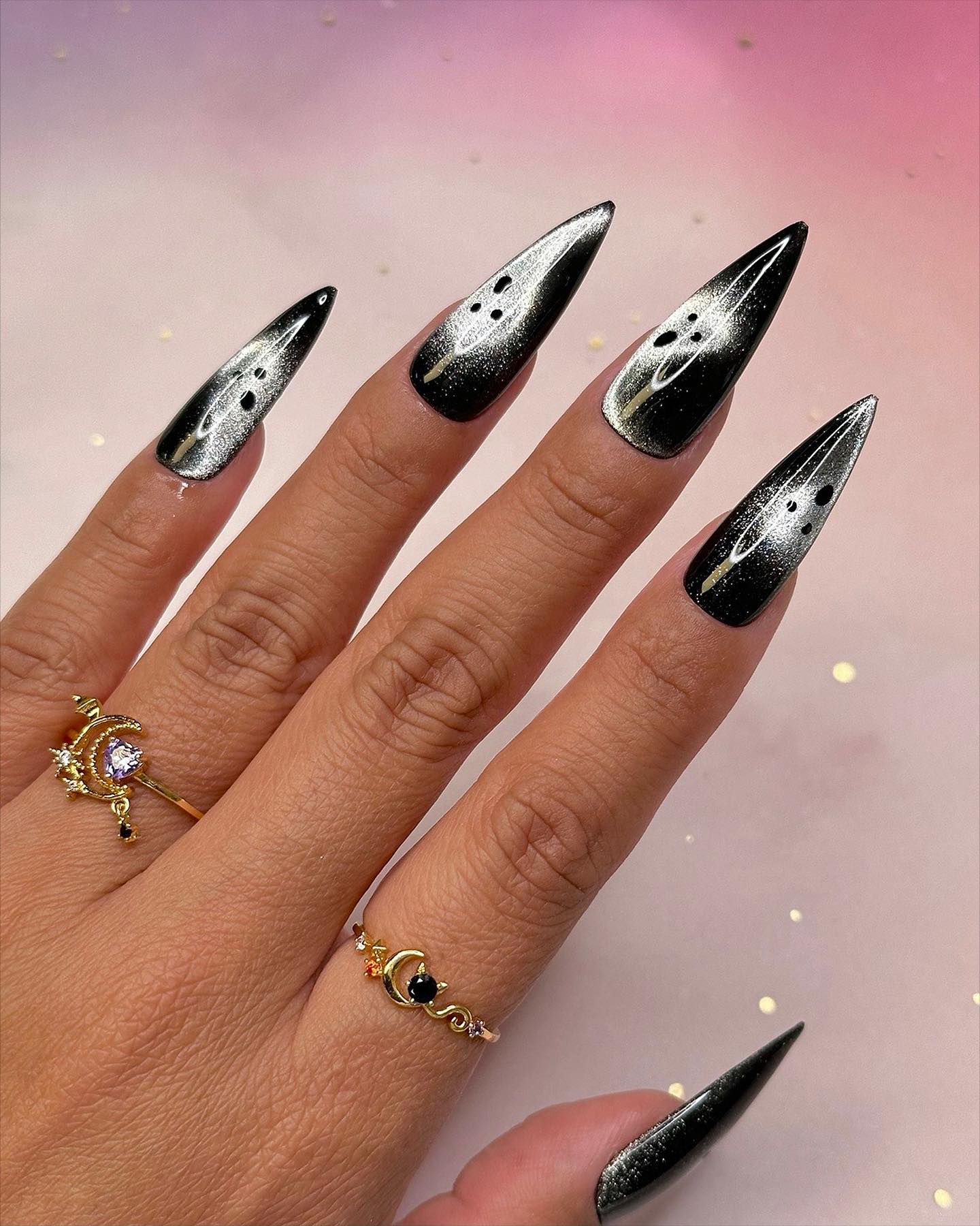 Kolejny przykład manicure Halloweenowego z makabrycznymi wzorami w postaci satanistycznych symboli, krzyży, czaszek, złych duchów czy szczęk