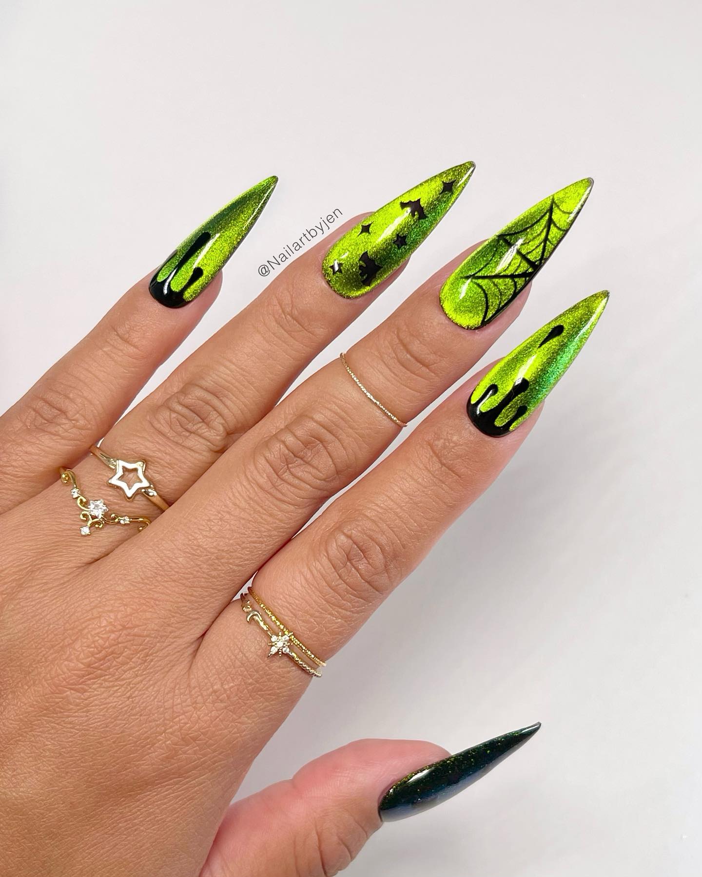 Kolejny przykład zdobienia paznokci na Halloween z obrazami tematycznymi i neonowymi zielonymi akcentami