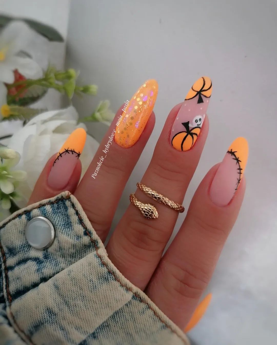 Halloweenowe paznokcie migdałowe z obrazami w kształcie pomarańczowych dyń