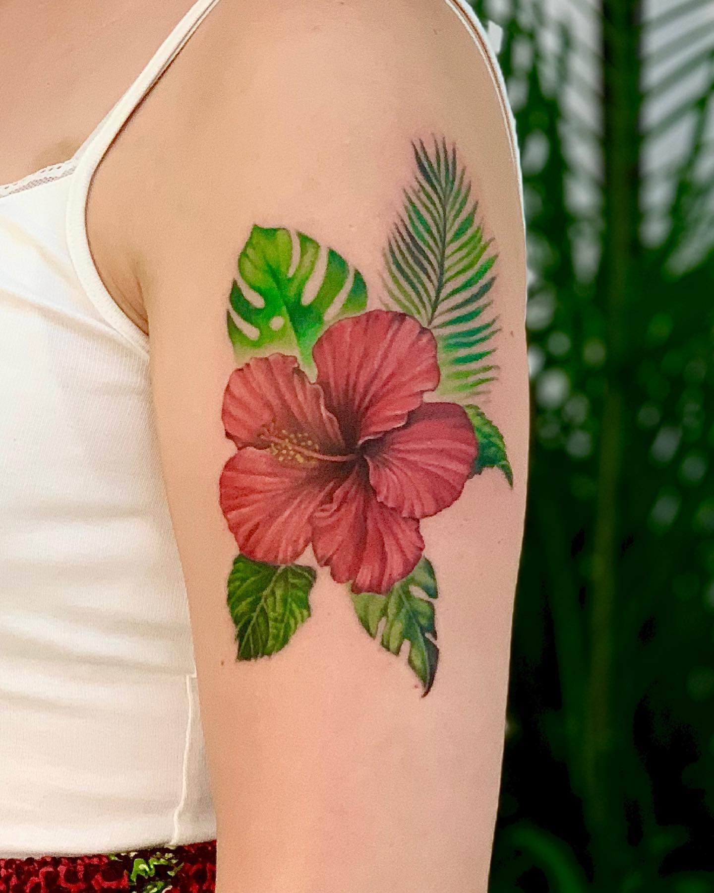 tatuaże z czerwonego hibiskusa