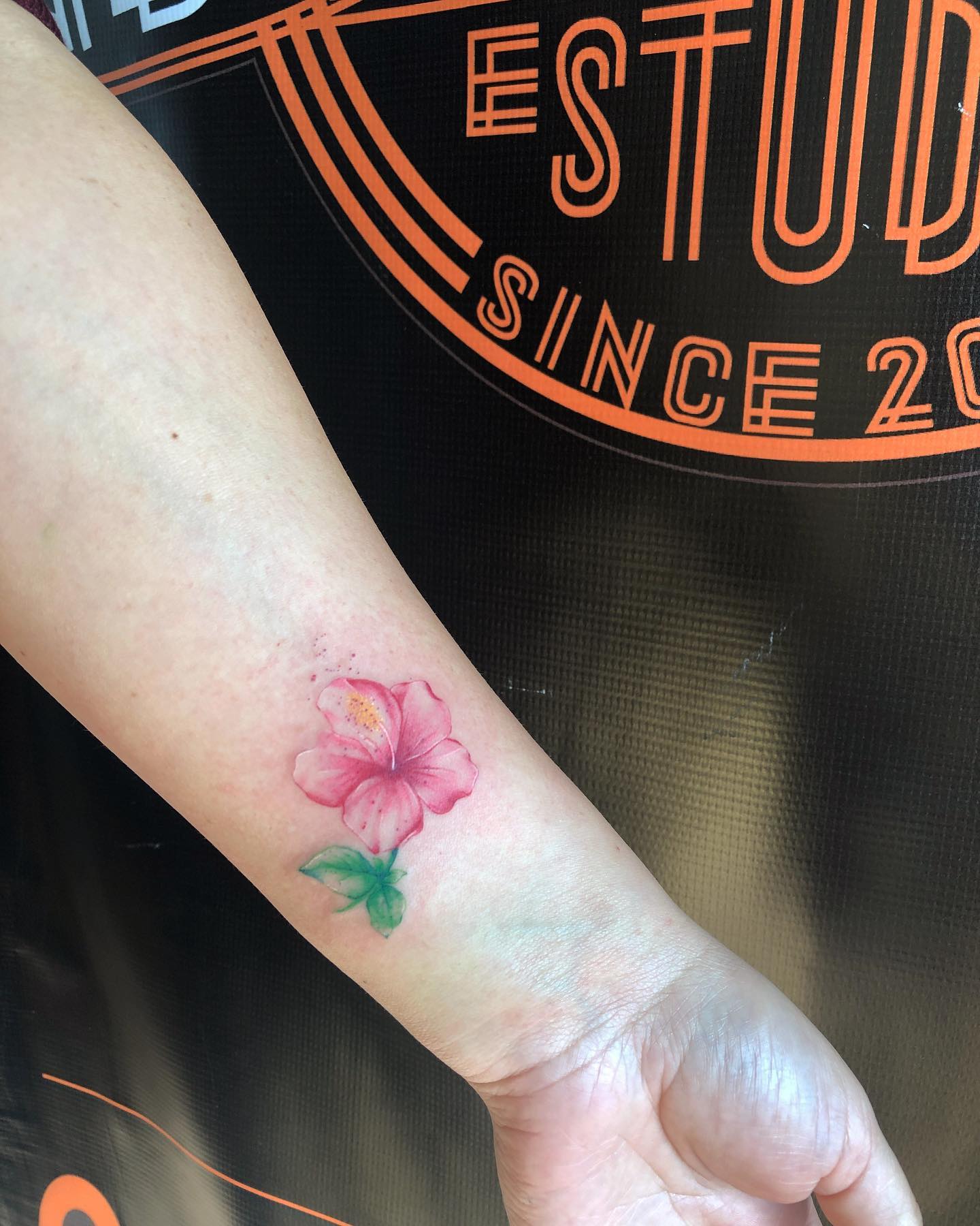 Hawajski tatuaż z małym kwiatkiem na nadgarstku