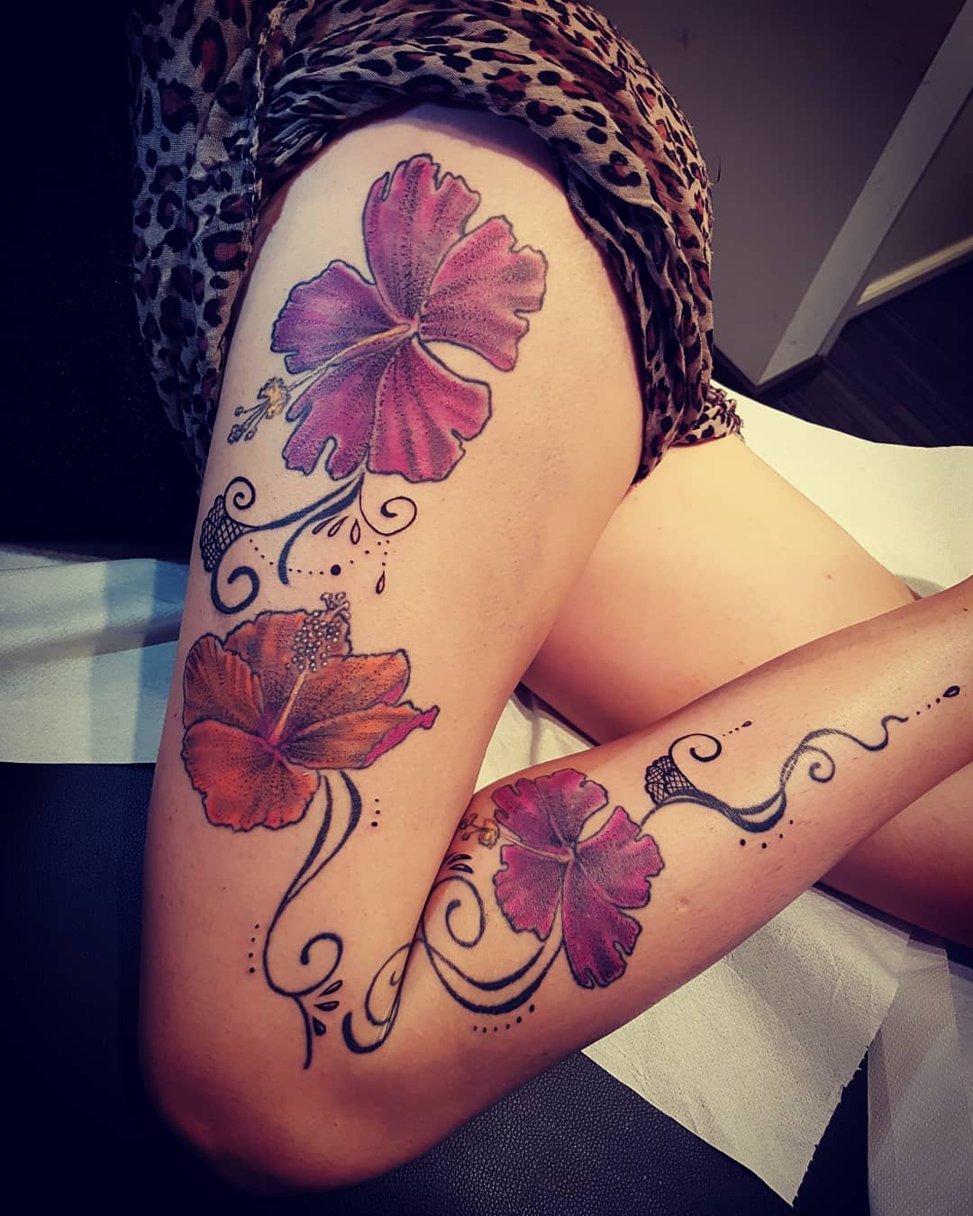 tatuaż z kwiatem hibiskusa na nodze