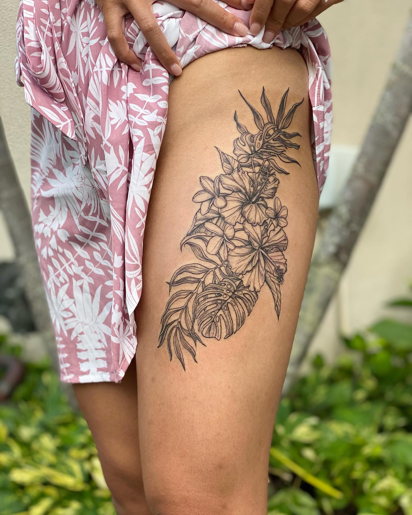 черно-белая тату на ноге с цветами в гавайском стиле