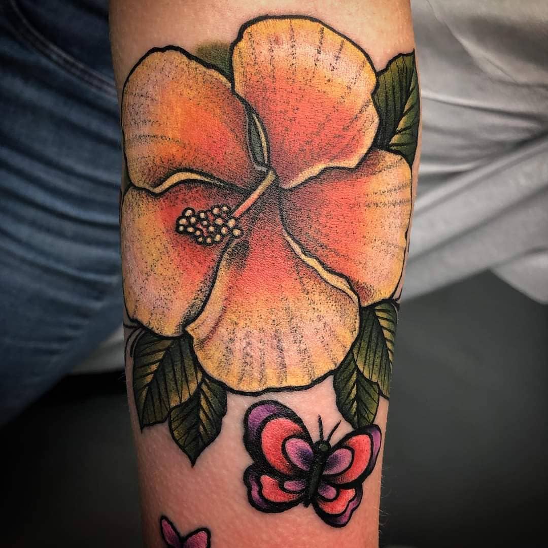 pomarańczowe tatuaże z hibiskusa