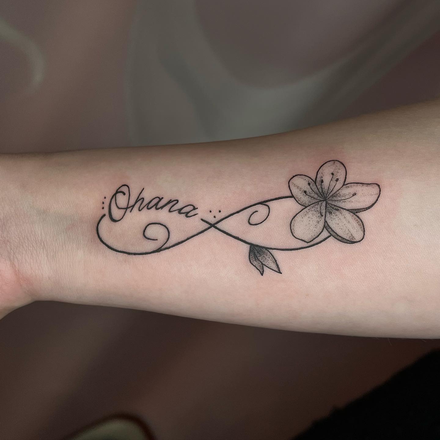 черно-белые татуировки “охана” с гавайским цветком