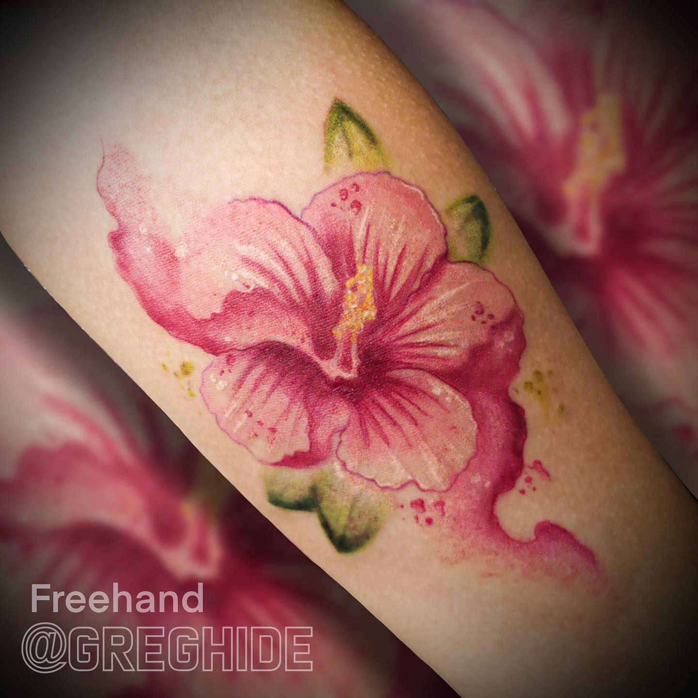fioletowe tatuaże z hibiskusa
