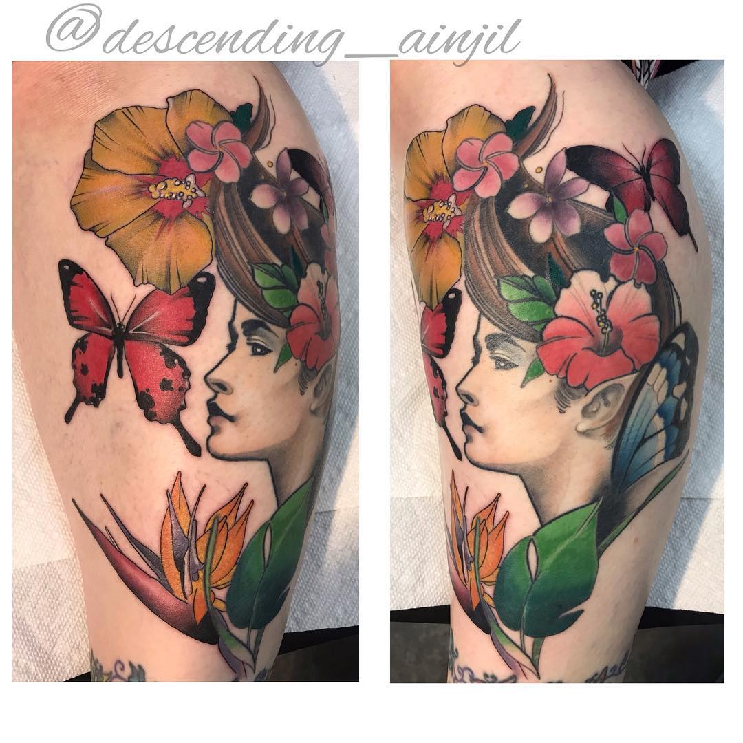 tatuaż motyla i kwiatu hibiskusa