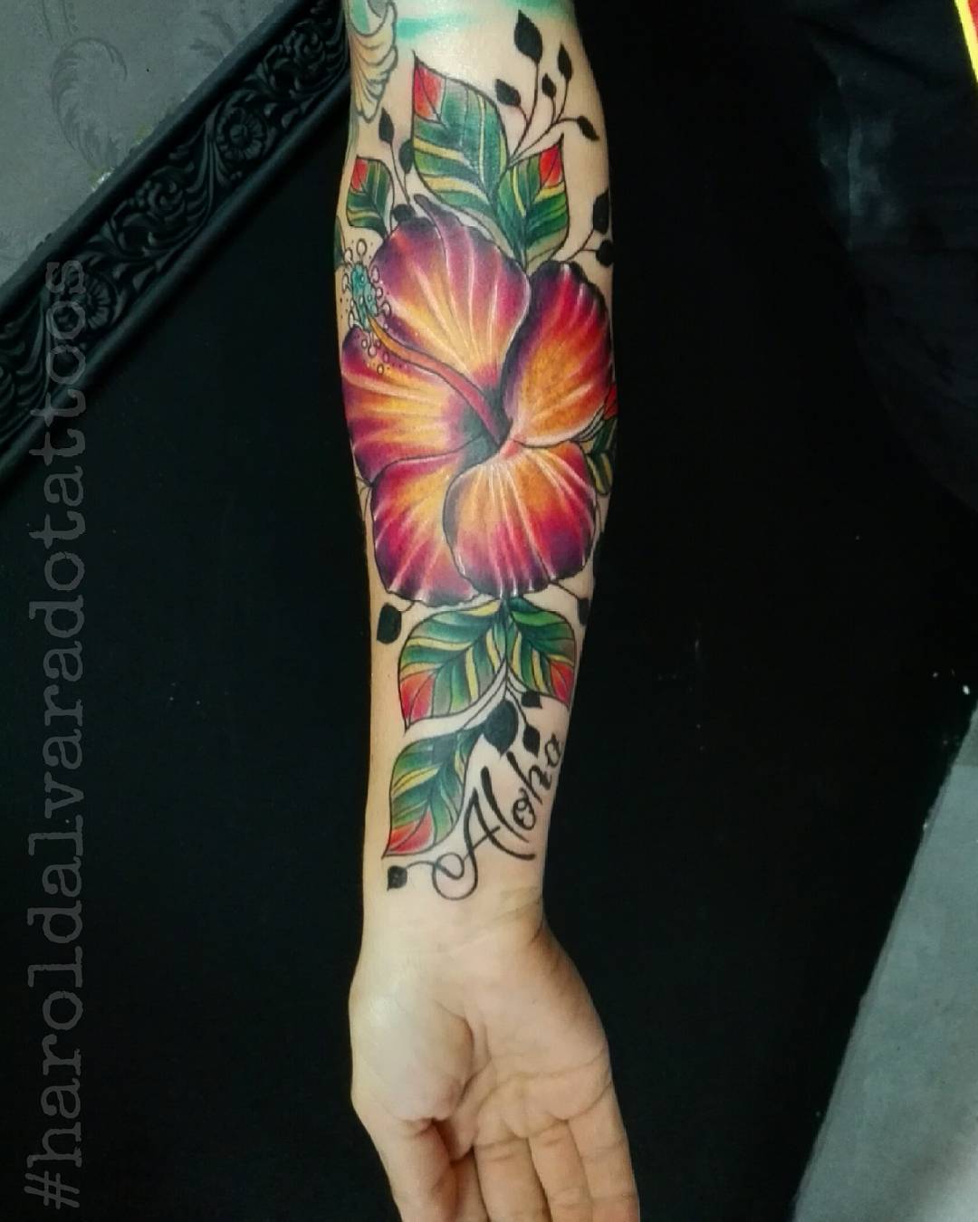 tatuaże na rękawach z hibiskusa