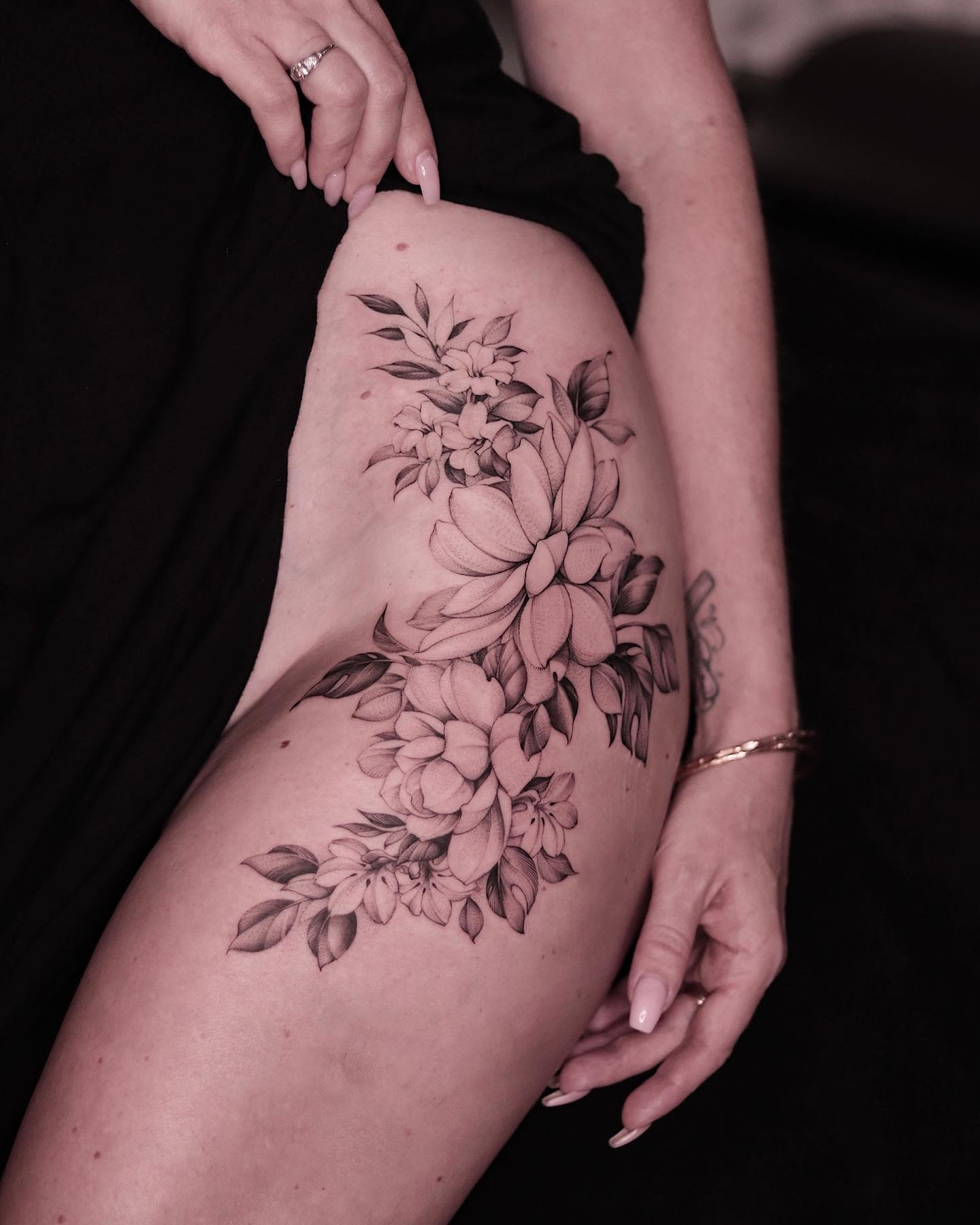 tatuaż z kwiatem pikake